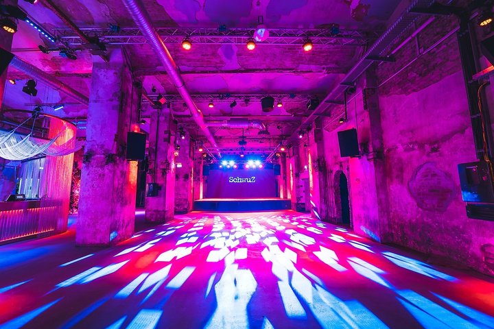 2022 - Innenansicht des neu gestalteten SchwuZ - Tanzfläche