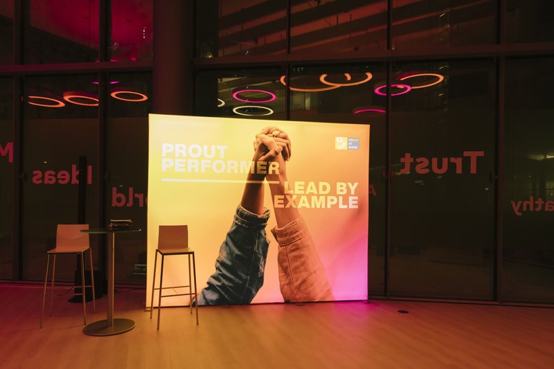 Leinwand mit Prout Performer Design, Text: PROUT PERFORMER - LEAD BY EXAMPLE