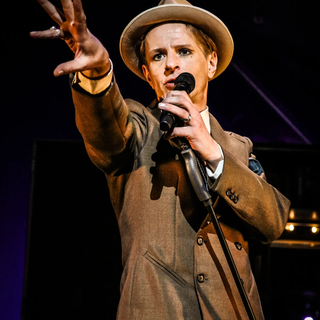 „Heroes“ – Alexander Scheer singt David Bowie