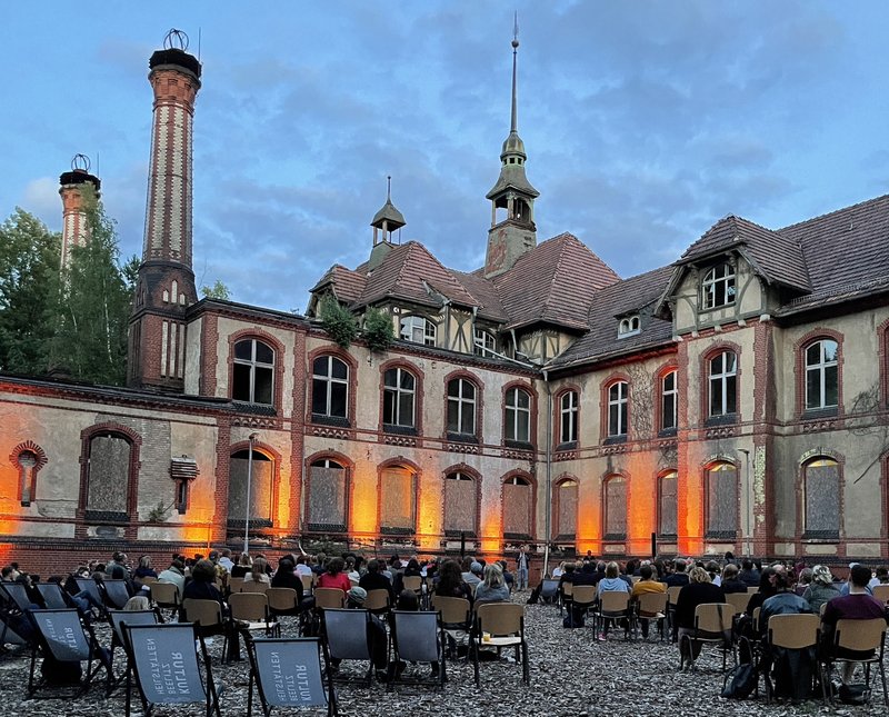 Innenhof mit Stühlen