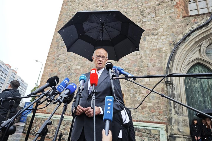 Kanzler Merz vor der Marienkirche nach CSD Anschlag