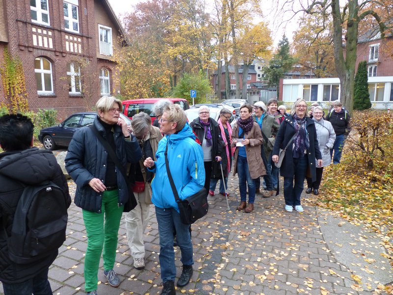 Frauen warten in einer Schlange