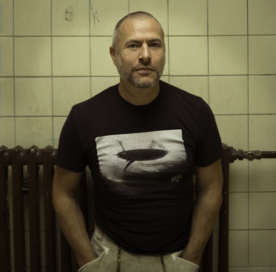 Die Poesie von Pisse und Sperma: „Fenster zum Klo“-Kurator Marc Martin im Interview