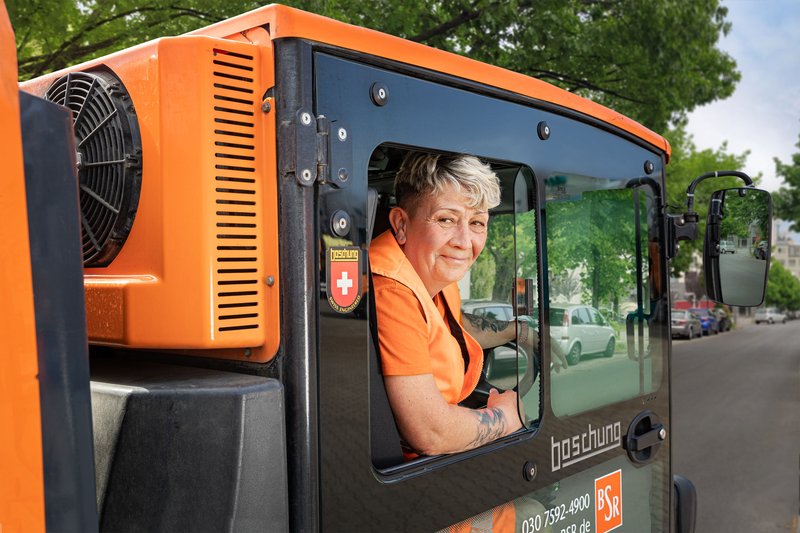 Person in BSR Fahrzeug