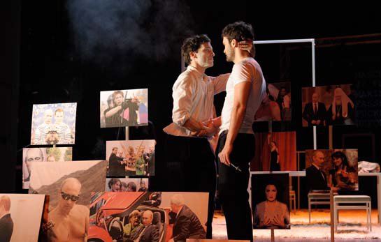 Flucht, neue Freiheit und gesplitterte Community in „Small Town Boy“