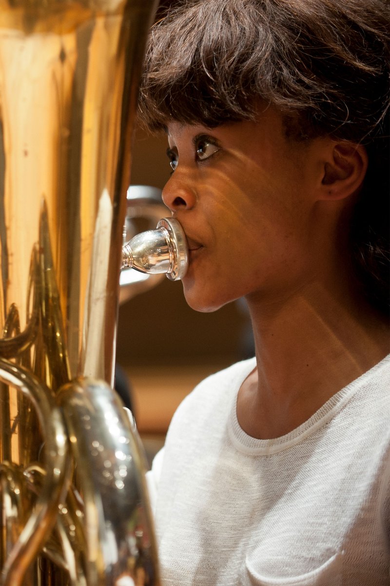 Musikerin mit Tuba