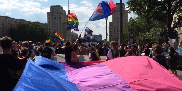 Große Bi-Flagge beim CSD