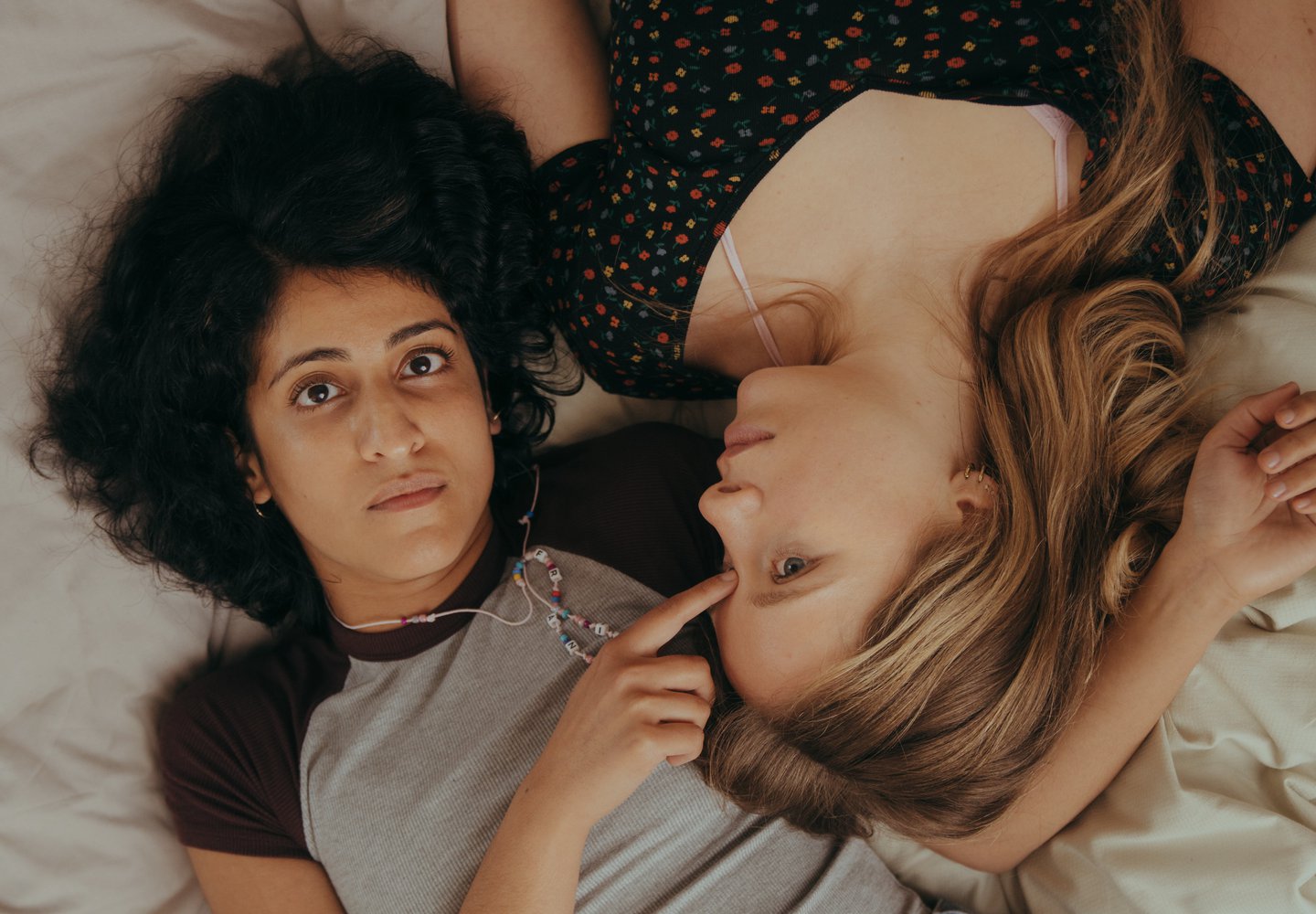 наоми сван ноги. Naomi swann фут. Beautiful mess текст. поцелуй людей. Loving her 2021.