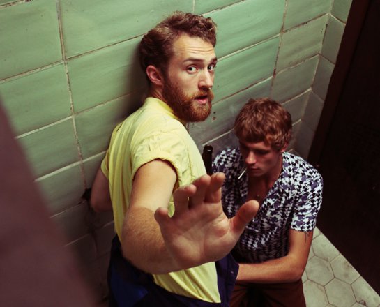 Vor dem Pissoir sind alle gleich: Die Ausstellung „Fenster zum Klo“