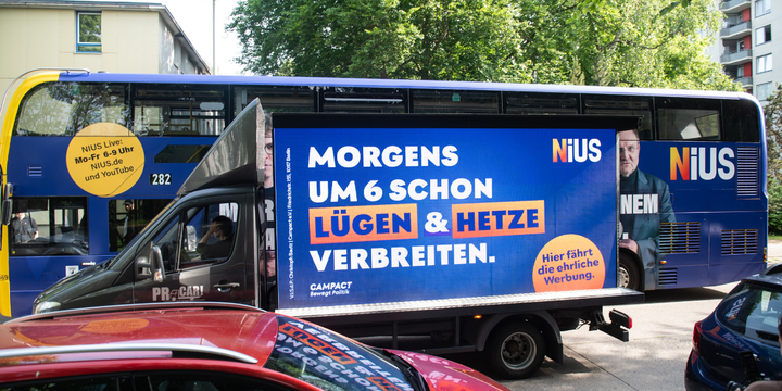 Protestaktion von Campact gegen Nius-Werbung in der BVG