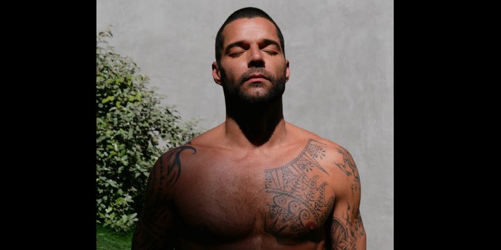 Ricky Martin mit nacktem tätowiertem Oberkörper